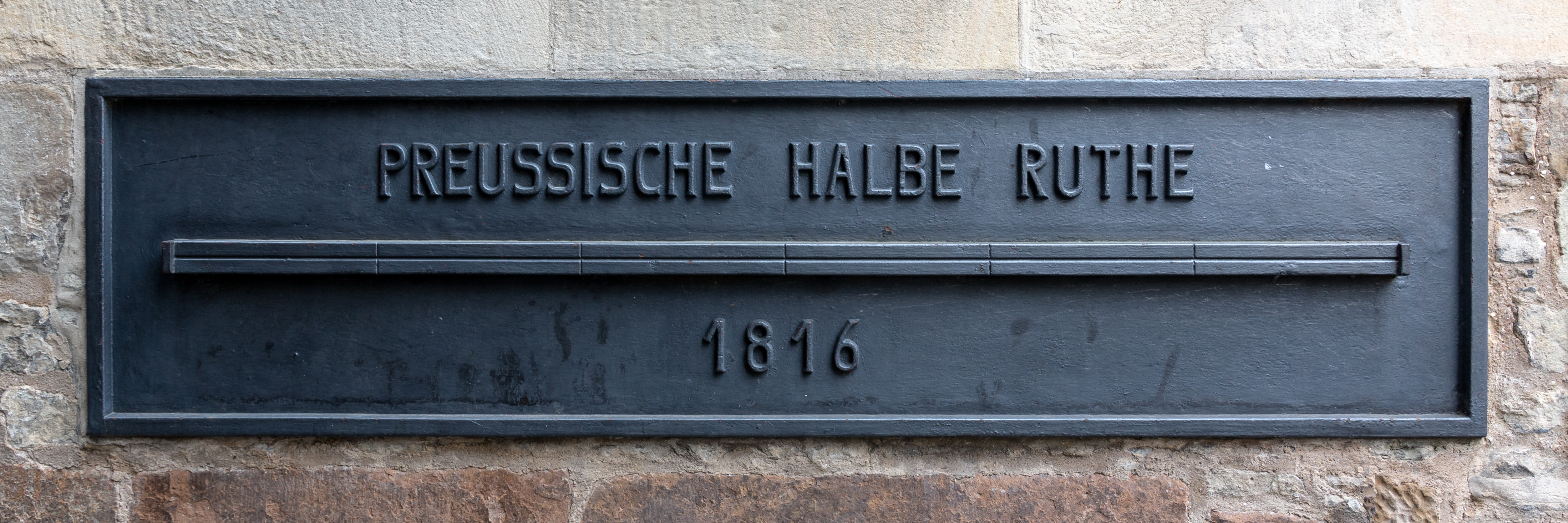 Dietmar Rabich / Wikimedia Commons / â€žMÃ¼nster, Historisches Rathaus, Preussische halbe Ruthe -- 2017 -- 9783 (crop)â€œ / CC BY-SA 4.0